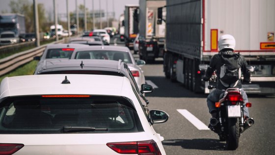 Ein Motorradfahrer schlängelt sich durch den Stau.