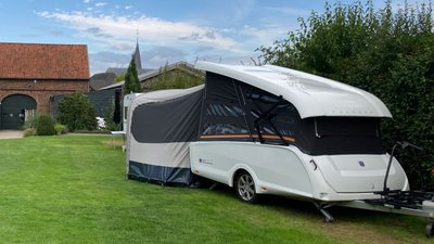Easy Caravanning TakeOff steht aufgeklappt auf einer Wiese