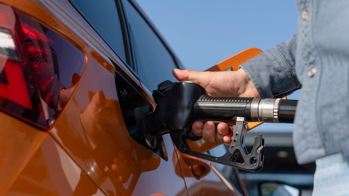 Tankvorgang eines Autos an einer Tankstelle.