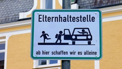 Schild mit der Aufschrift Elternhaltestelle