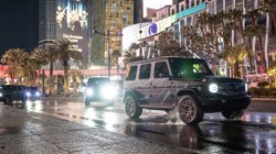 Autos bei Nacht in einer Stadt, Scheinwerfer blenden.