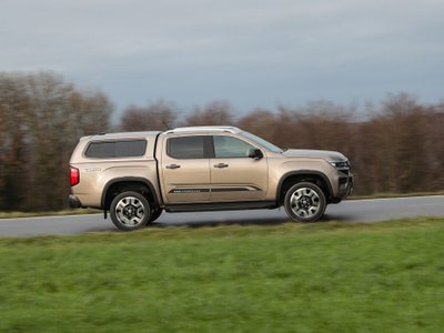 VW Amarok fährt über eine Straße. 