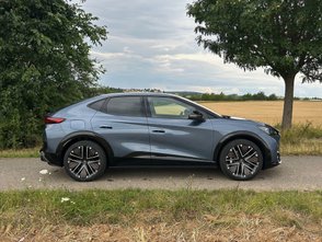 Cupra Tavascan in der Seitenansicht. 