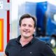 Sebastian Erkes vor einem Lkw