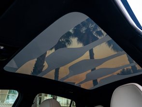 Glasdach des Mercedes GLC 400 4-Matic Elektro von unten gesehen.