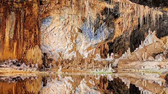 Blick in die Haupthalle einer großen Tropfsteinhöhle