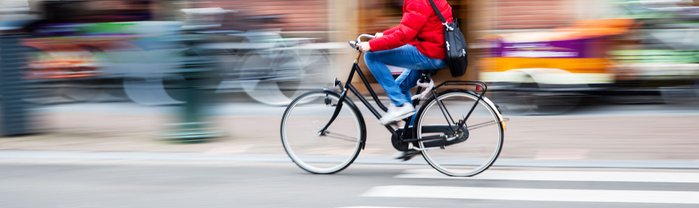Fahrradfahrer im Stadtverkehr.
