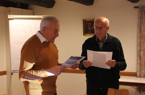 OC Veranstaltung Aller-Weser, Männer lesen was vor.