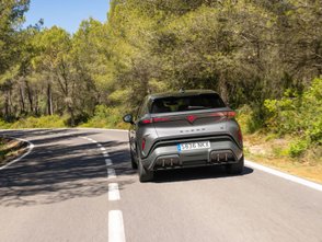 Cupra Raval fahrend von hinten.