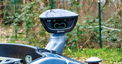 Der Avatorkopf eines Roboterautos EDAG Citybot in Nahaufnahme.