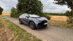 Cupra Tavascan steht auf einem Weg. 