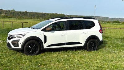 Weißer Dacia Jogger von der Seite.
