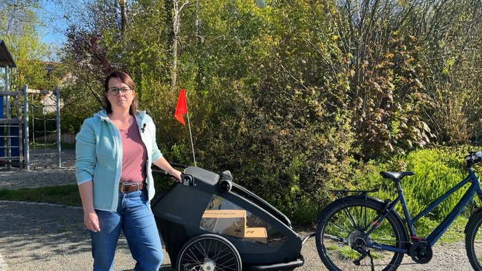 Der Croozer Yuuna mit Redakteurin Jessica Blank.