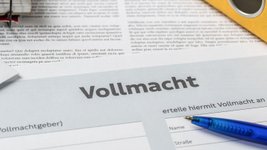 Vollmacht-Formular auf einem Schreibtisch.