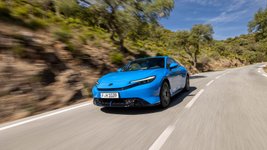 Honda Prelude auf einer Straße mit dynamischer Bewegungsunschärfe.