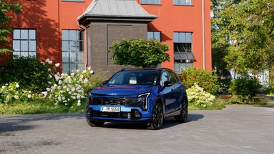 Die Front des Kia Sportage mit neu gestalteten Scheinwerfern. 