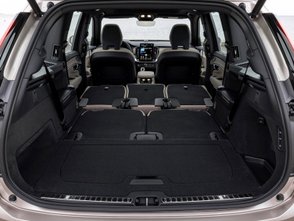 Blick in den Kofferraum des Volvo XC90 PHEV bei umgelegten Sitzlehnen