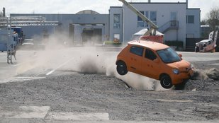 Fahrzeug schlägt in einem Crashtest in einen Graben ein.