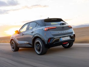 Opel Mokka GSE fährt auf einer Straße. 