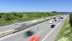 Fließender Verkehr auf einer deutschen Autobahn