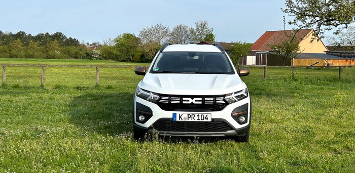 Weißer Dacia Jogger von vorne.