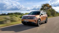 Opel Grandland fährt auf einer Straße. 