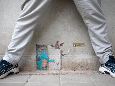 Kleines buntes Wandbild mit Tieren an einer Mauer