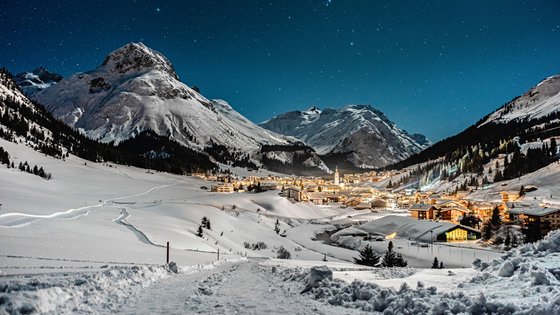 Abendliche Stimmung beim Blick von der Skipiste auf Lech.