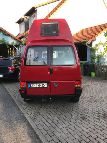 Roter T4 Camper von hinten.