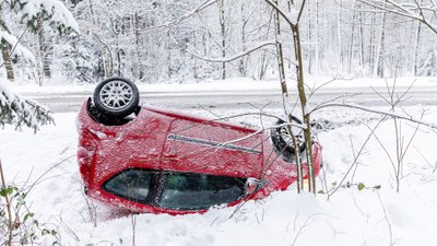 Verunfallter Pkw im Schnee.