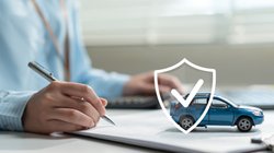 Eine Frau unterschreibt einen Kaufvertrag eines Autos. 