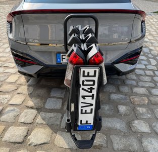 Gefalteter Fahrradträger an Auto. 