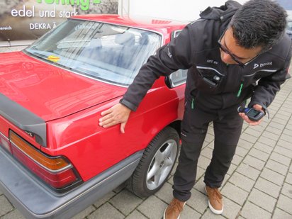 Dekra-Prüfer Markus Becker begutachtet den Lack des Honda Prelude Coupé.