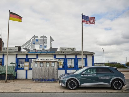 Hyundai Auto vor einen Restaurant.
