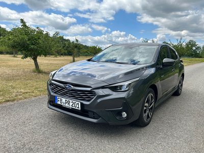 Subaru Impreza auf einer Straße. 