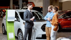 Verkäufer erklärt Kunden ein Auto