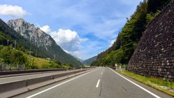 Arlberger Schnellstraße S16 in Vorarlberg/Österreich (Richtung Arlberg)