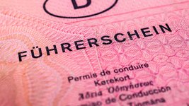 Nahaufnahme eines rosafarbenen Führerscheins.