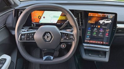 Blick auf die Armaturentafel und das Lenkrad des Renault Scenic E-Tech 220. 