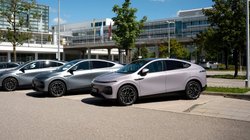 Mehrere Xpeng 6 stehen nebeneinander geparkt.