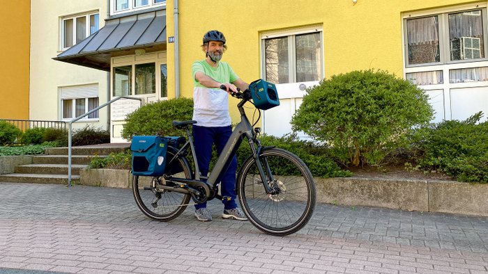 Ein Radfahrer fährt mit dem Stevens E-Triton Plus Pedelec.