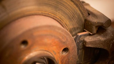 Rost an einer Bremse eines E-Autos. 