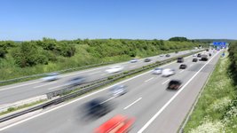 Fließender Verkehr auf einer deutschen Autobahn