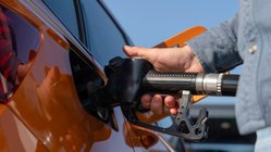 Tankvorgang eines Autos an einer Tankstelle.