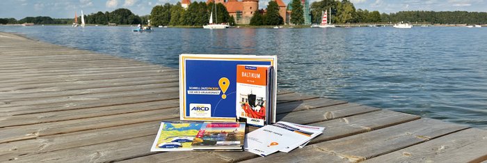 Ein Urlaubspaket liegt auf einem Holzsteg