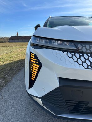 Detail der Front des Renault Scenic E-Tech 220 mit Blinkleuchte.