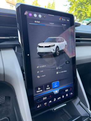 Der Touchscreen des Ford Capri mit Ablagefach dahinter. 