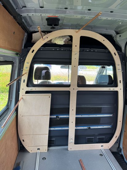 Eine Rippe des Moby Campers ist aufgebaut. 