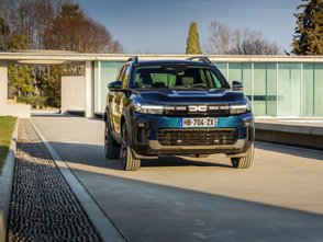 Blick von vorne auf den parkenden Dacia Bigster