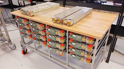 Werkstattwagen mit Ersatz-Akkus für einen Tesla.